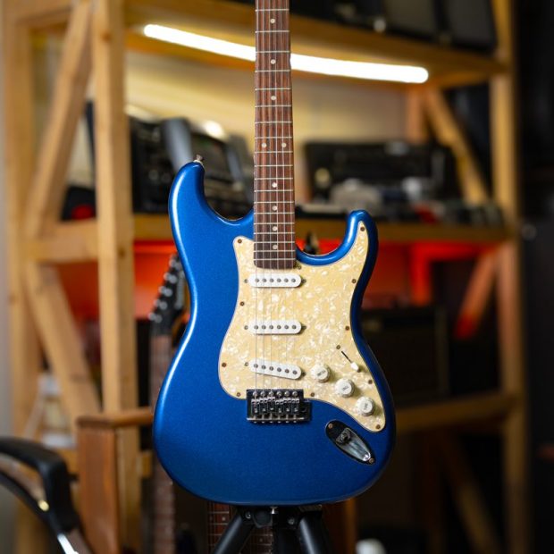 گیتار الکتریک مِیویس Mavis MST-200 Stratocaster 2000`s Metallic Blue
