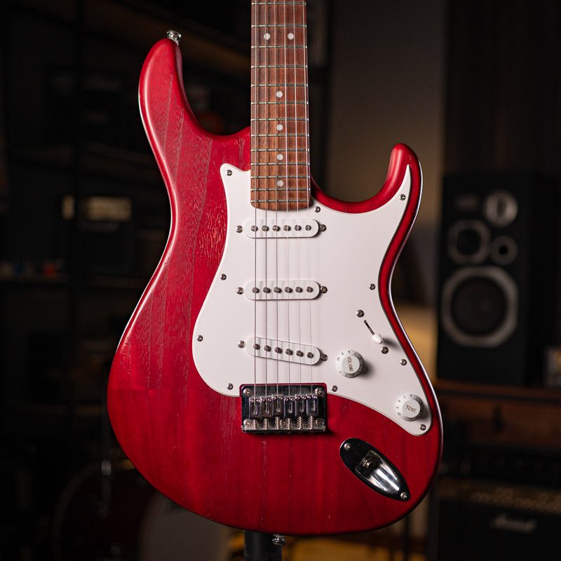 GE8226-pacoguitar-1 گیتار الکتریک کورت CORT G100 Stratocaster Red - Image 1