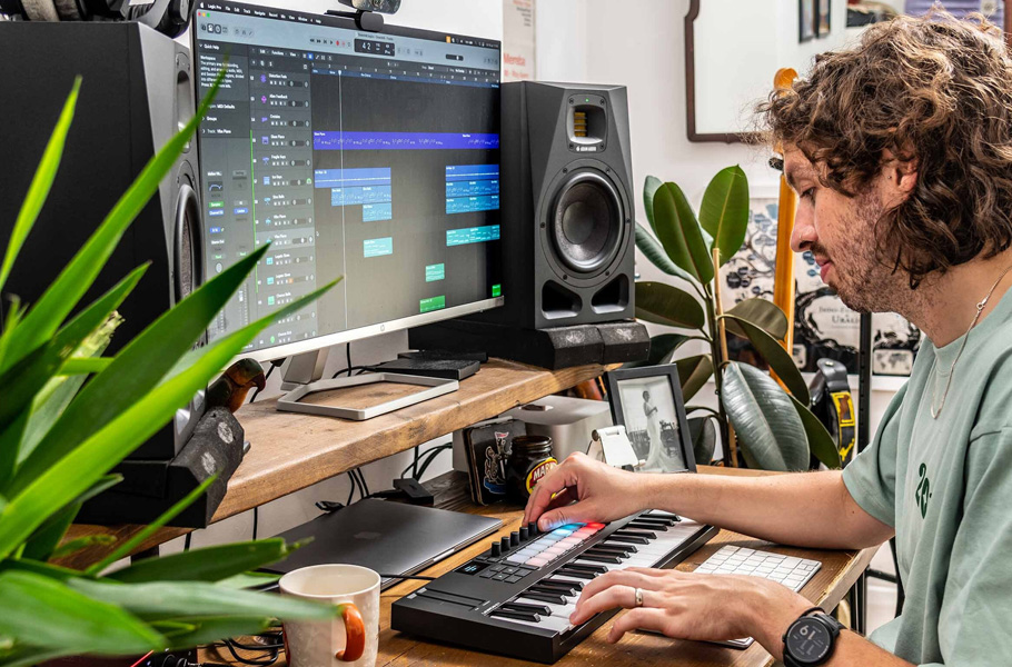 میدی کنترلر Novation Launchkey Mini 37 MK4 میدی کنترلر Novation Launchkey Mini 37 MK4