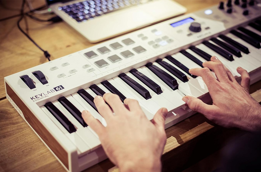 میدی کنترلر Arturia Keylab Essential 61 Mk3 میدی کنترلر Arturia Keylab Essential 61 Mk3