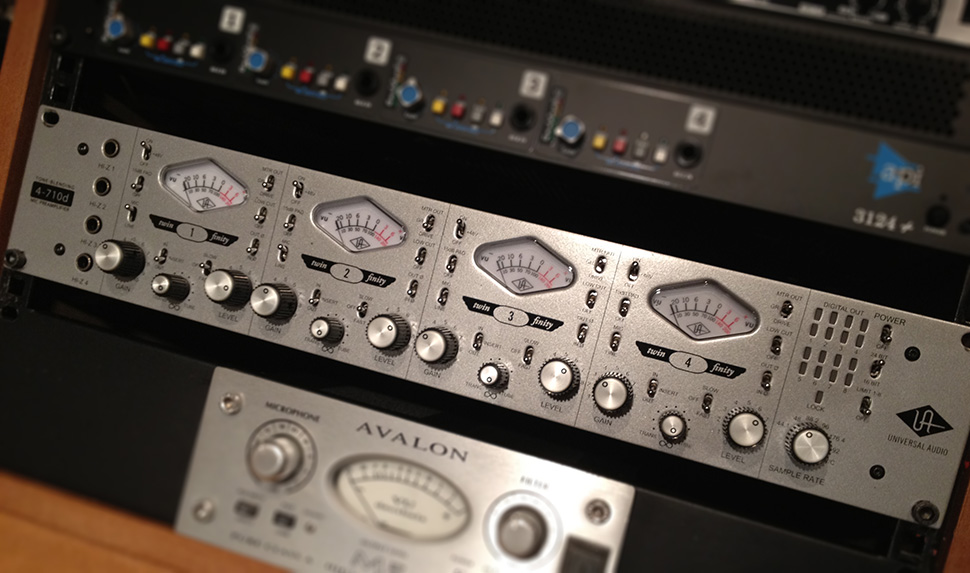 Universal Audio 4-710d پری آمپ Universal Audio 4-710d پری آمپ