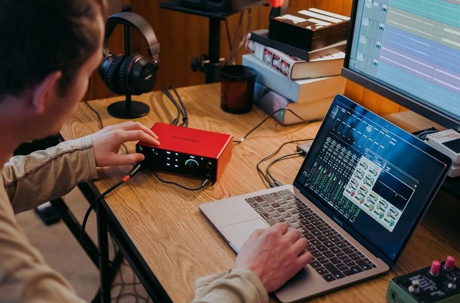 کارت صدا Focusrite Scarlett 4i4 4th Gen کارت صدا Focusrite Scarlett 4i4 4th Gen