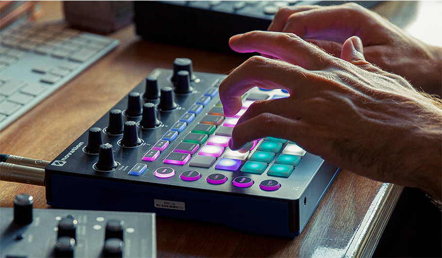 Novation Circuit سینتی سایزر و پد کنترلر Novation Circuit سینتی سایزر و پد کنترلر