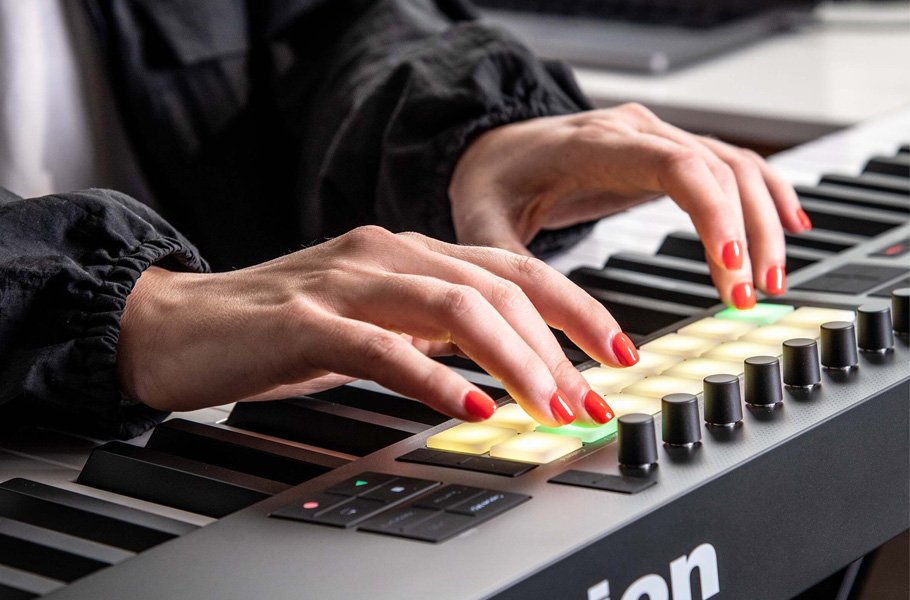 میدی کنترلر Novation Launchkey 49 MK4