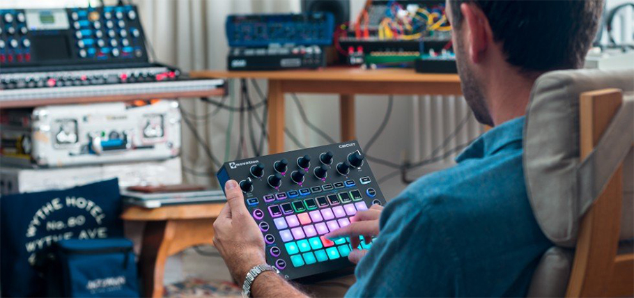 Novation Circuit سینتی سایزر و پد کنترلر Novation Circuit سینتی سایزر و پد کنترلر